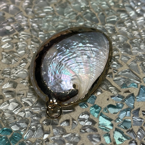 Gold small shell 1” necklace charm - Picture 5 of 6